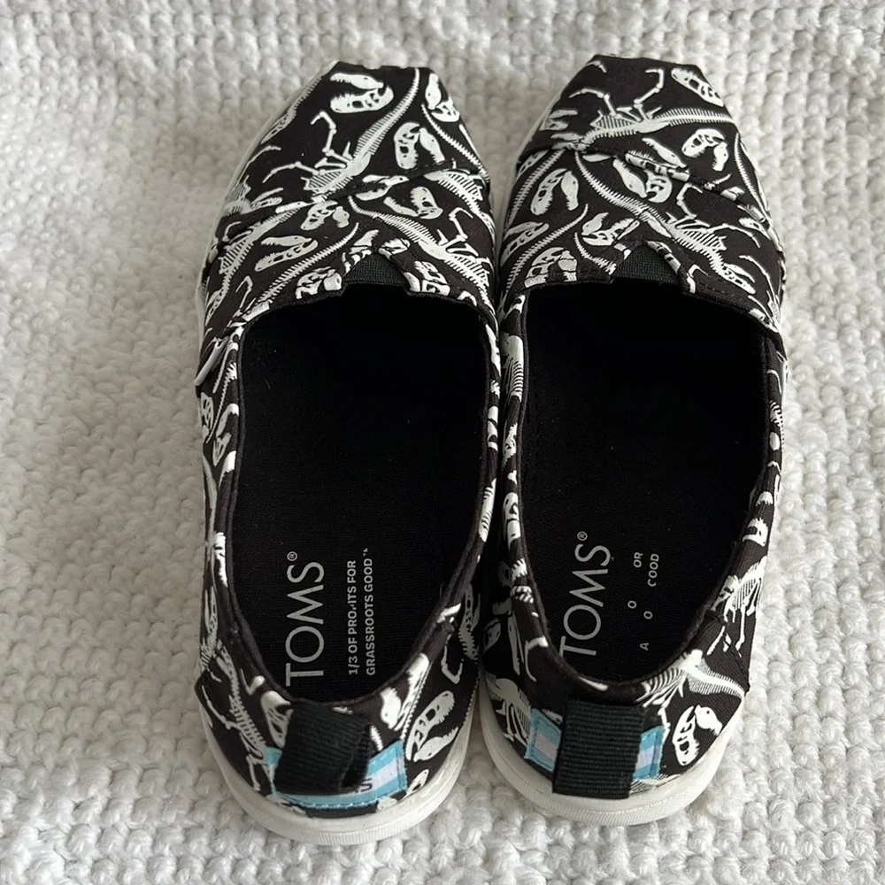 TOMS glow in the dark YOUTH dinosaur shoes Y2